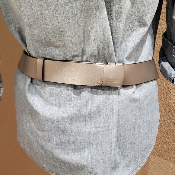 CHICOS ADJUSTABLE METALLIC WIDE LEATHER BELT DOUBLE HAMMERED METAL BUCKLE WOMEN - Picture 3 of 12